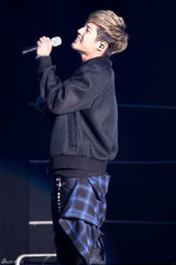 组图：金贤重上海开唱热舞 狂野掀衣秀腹肌