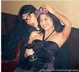 组图：房祖名流连夜店尽欢谑 把酒揽妹旧照曝光