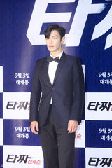 组图：申世京TOP(崔胜贤)等宣传19禁新片《老千2》