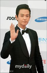 组图：胡歌亮相韩国颁奖礼 大胡子梳背头难认出