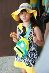 组图：熊爸萌娃集市叫卖 老爸刷脸宝贝卖萌