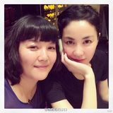 组图：王菲无惧恋情曝光 脸贴花瓣笑开颜