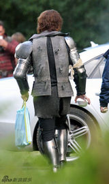 组图：卷福拍剧片场照曝光 长脸颜艺帝表情丰富