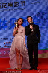 组图：赵薇获百花最佳导演落泪 黄晓明帮提裙子