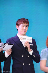 组图：尼坤粉丝会秀电臀 害羞称拍吻戏很尴尬