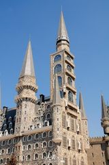 组图：石家庄现魔法学校城堡 引哈迷组团报考