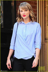组图：斯威夫特蓝衬衫清新现身 微笑打招呼