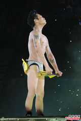 组图：脱掉脱掉！杜德伟台上激情脱衣仅留内裤