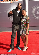 组图：说唱歌手SnoopDogg墨镜look酷帅亮相红毯