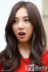 组图：韩女团AOA运动装亮相难掩性感美腿