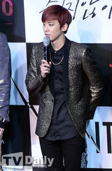 组图：TEEN TOP回归在即 魅惑眼神成熟蜕变