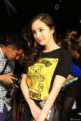 组图：杨幂复出首秀时装周 完美驾驭四大造型