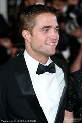 组图：《沙海漂流人》首映 希尔顿蓬蓬裙扮少女