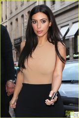 组图:金-卡戴珊街头抱娃似主妇 紧身裙勾勒丰臀