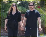 组图：贝尔携孕妻情侣装亮相 十指相扣恩爱