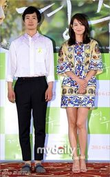 组图：《庆州》媒体首映 申敏儿复古花裙惹眼