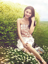 组图：张慧雯曝封面大片 清晰靓丽笑靥如花