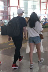 组图：平安独自回京显疲惫 不顾形象狂吃汉堡