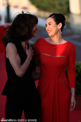 组图：章子怡获苏菲玛索颁奖 亲密合影似姐妹花