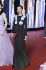 组图：吉克隽逸亮相上影节 影坛新面孔气场十足