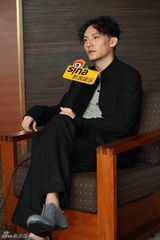 组图：张震为武侠片学耍刀 世界杯喜欢阿根廷