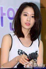 组图：T-ara智妍白衣仔裤展清纯 签名会谢粉丝