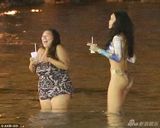 组图：蕾哈娜深夜赴海边派对 豹纹三角泳裤吸睛
