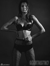 组图：维秘超模詹娜全裸出镜 手护娇乳性感爆表