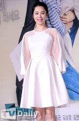 组图：金贤珠出席发布 透视白裙纯美性感