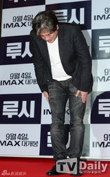 组图：韩星崔岷植携手吕克贝松出席试映会