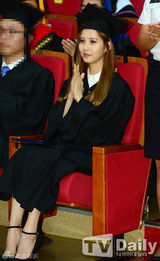 组图：少女时代徐贤出席毕业礼美翻 被授功劳奖