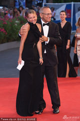 组图：名导安德列-康卡洛夫斯基携妻秀恩爱