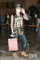 组图：Infinite赴日办Showcase 歌迷欢送心情好