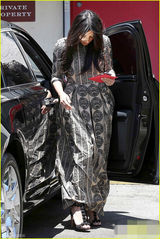 组图：卡戴珊独自出行 图腾长裙起皱心情不爽