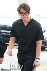 组图：Rain休闲黑衣亮相机场 抿嘴招手有点萌