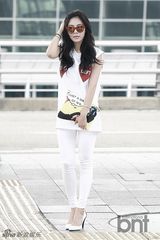 组图：4minute泫雅现身机场 纯白造型清纯可爱