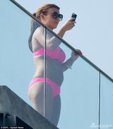 组图：英格兰队宾馆裸女比基尼香艳随处可见