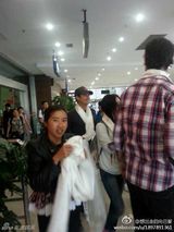 组图：周迅与男友现身云南寺庙祈福 婉拒合影