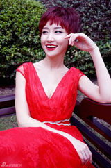 组图：陈彦妃红短发抢眼 宛若丛林精灵