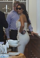 组图：卡戴珊紧身裙显诱人身材 珍珠项链当吊带