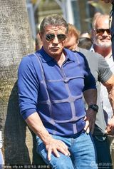 组图：《敢死队3》记者会 众硬汉坐坦克驾到