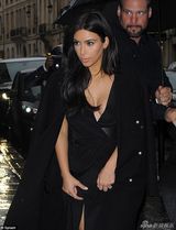 组图：卡戴珊精心打扮秀胸器 穿高开叉裙露大腿