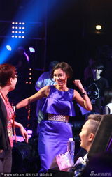 组图：张柏芝与工作人员嬉笑打闹 挥拳自High