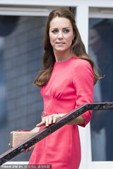 组图：凯特王妃粉裙优雅 蹲地与小粉丝亲密交流