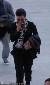 组图：宋祖英手帕掩面赴剧院 素颜眼镜似路人