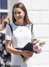 组图：凯特王妃白裙出席活动 长发飘逸甜美端庄