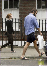 组图：艾玛与男友街头热吻 衣服性感露美背