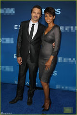 组图：哈利-贝瑞紧身裙露半球 与老公秀恩爱