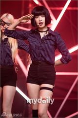 组图：f(x)首秀新歌 海盗造型冷艳性感