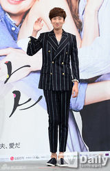 组图：孔孝真腿伤引注目 赵寅成温柔搀扶